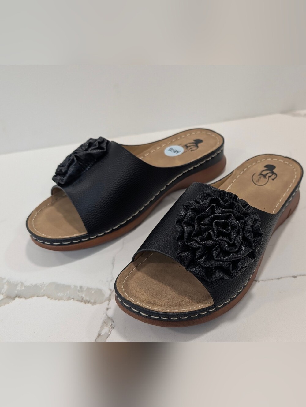 New GC Shoes Black Honey Flower Rosette Flat Sandals Cushioned memory foam 9.5W